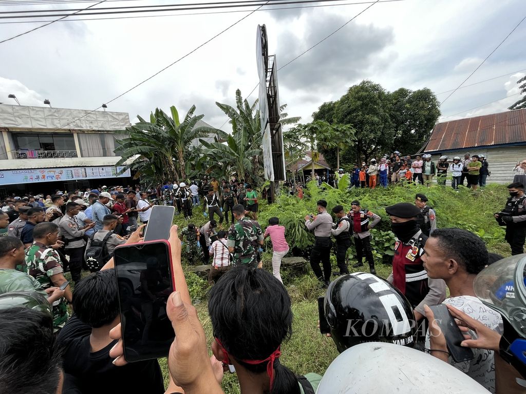 Warga berkumpul melihat penemuan jenazah seorang anggota Kodim 1417 Kendari Serma Agustang yang ditemukan meninggal dunia di sebuah parit di Kendari, Sulawesi Tenggara, Kamis (23/2/2023) siang. Korban sebelumnya dilaporkan hilang oleh keluarga sejak lima hari lalu.
