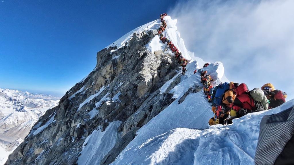 Foto yang dirilis oleh @nimsdai Project Possible ini menunjukkan barisan antrean pendaki yang hendak berdiri di puncak Gunung Everest, Nepal, Rabu (22/5/2019). Banyak tim pendaki harus antre berjam-jam untuk mencapai puncak. Mereka harus bertaruh nyawa karena radang dingin (<i>frostbite</i>) dan juga penyakit ketinggian. 