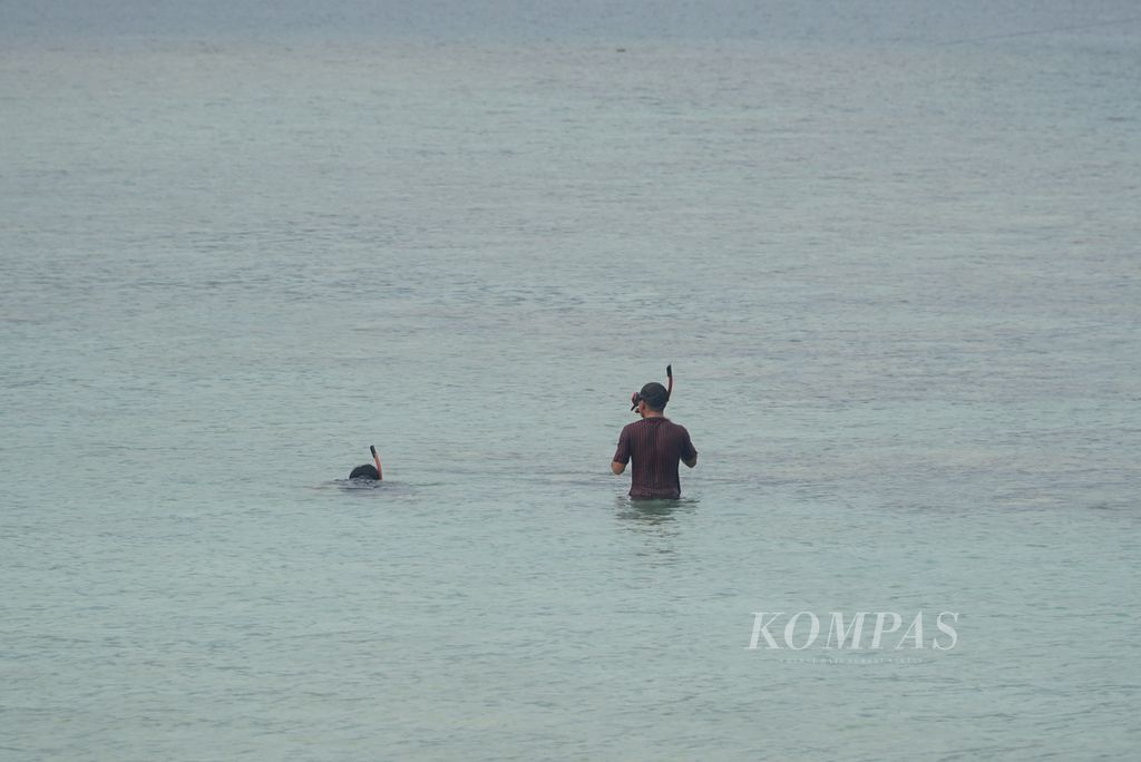 Pengunjung tengah melakukan snorkeling di perairan dangkal Pulau Pasumpahan, Kelurahan Teluk Kabung Selatan, Kecamatan Bungus Teluk Kabung, Kota Padang, Sumatra Barat, Minggu (8/10/2023).