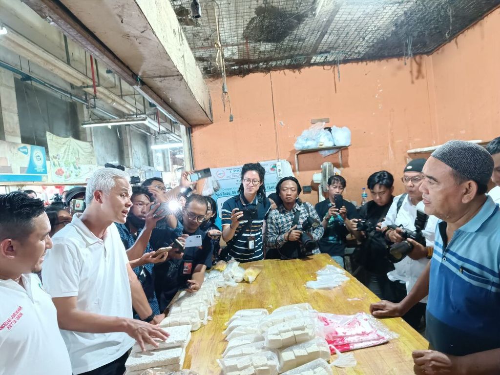 Pada hari kedelapan kampanye, calon Presiden Ganjar Pranowo mengunjungi Kota Balikpapan, Kalimantan Timur, Selasa (5/12/2023). Di Balikpapan, ia memulai kunjungan dengan Blusukan ke Pasar Baru, Klandasan Ilir, Balikpapan, Kalimantan Timur.