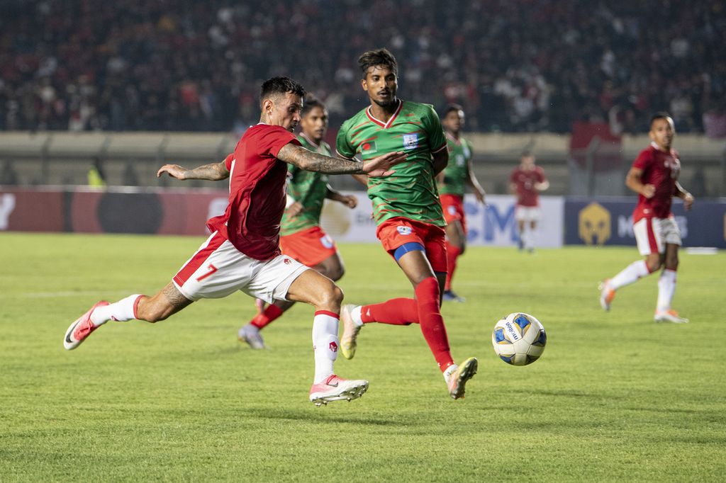 Pemain timnas sepak bola Indonesia, Stefano Jantje Lilipaly (kiri), menggiring bola saat dibayangi pemain Bangladesh, Tutul Hossain Badsha (kedua kiri), pada laga uji coba di Stadion Si Jalak Harupat, Kabupaten Bandung, Jawa Barat, Rabu (1/6/2022) malam. Pertandingan tersebut berakhir dengan skor 0-0.
