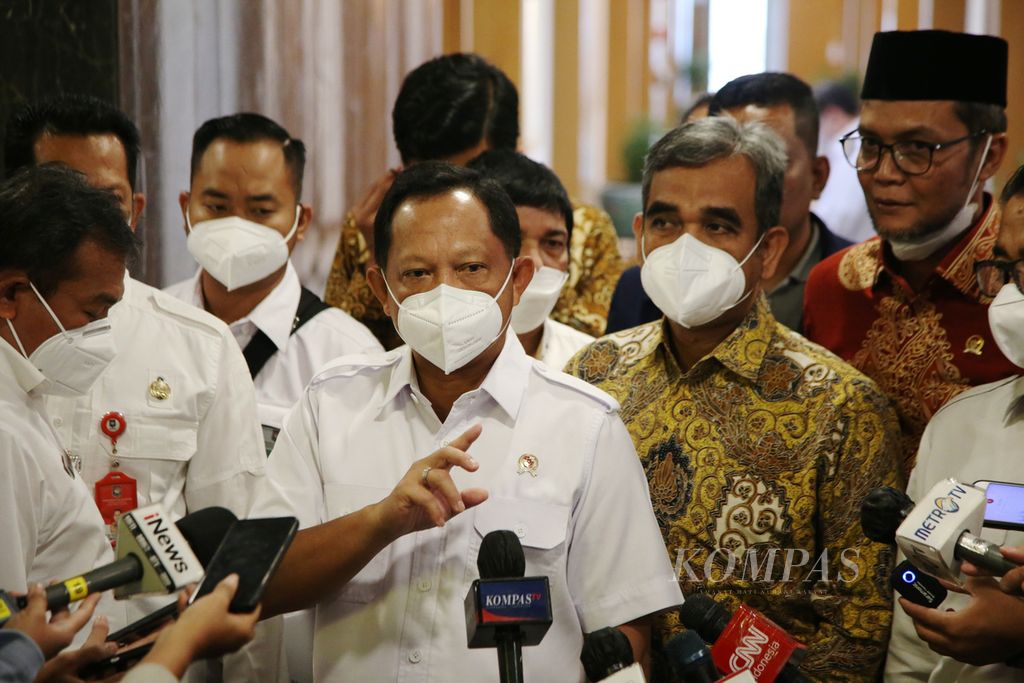 Menteri Dalam Negeri Tito Karnavian (kiri) memberikan keterangan kepada wartawan di Kompleks Parlemen, Senayan, Jakarta, Rabu (13/4/2022). 
