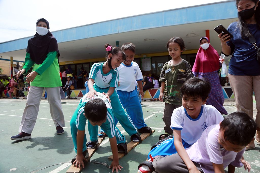 Children playing traditional games in the Child-Friendly Integrated Public Space (RPTRA) Mardani Asri, Cempaka Putih, Central Jakarta, Sunday (20/11/2022) in commemoration of World Children's Day 2022. Today, the world's human population was estimated at 8 billion..