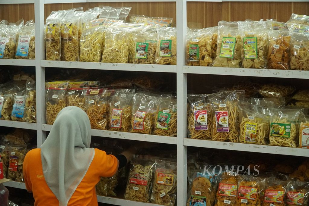 Petugas menyusun produk UMKM yang dijual di Dalas Swalayan, Jalan Andalas, Kota Padang, Sumatera Barat (Sumbar), Sabtu (18/3/2023). Minimarket ataupun toko swalayan menjadi tempat pemasaran produk UMKM lokal di Padang ataupun kabupaten/kota lainnya di Sumbar.