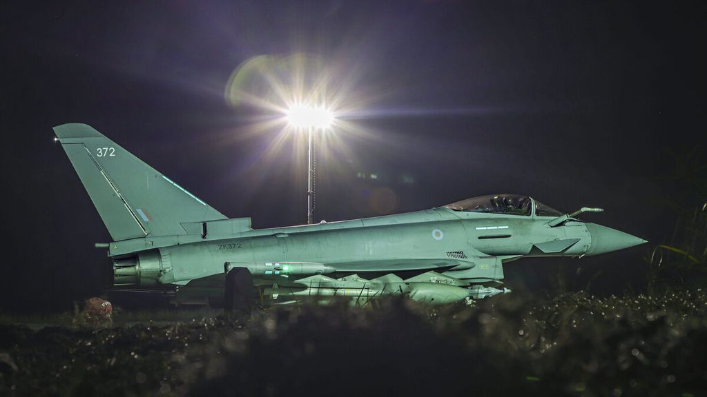 Tampak dalam foto yang dikeluarkan Kementerian Pertahanan Inggris pada Minggu (4/2/2024), sebuah pesawat RAF Typhoon FGR4 kembali ke pangkalan seusai menyerang Houthi di Yaman. 
