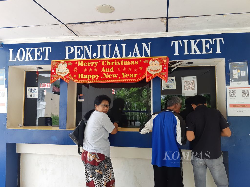 Suasana di loket pembelian tiket Kantor Pelni Cabang Kupang, Nusa Tenggara Timur, pada Senin (1/4/2024).