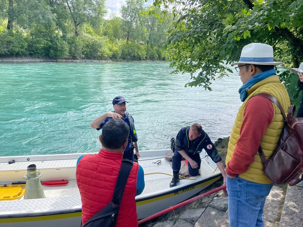 Gubernur Ridwan Kamil ikut memantau pencarian anak sulungnya , Emmeril Kahn Mumtadz di pinggir Sungai Aare, Bern, Swiss, Minggu (29/5/2022). Simpati diberikan dari berbagai kalangan, salah satunya Presiden Joko Widodo.