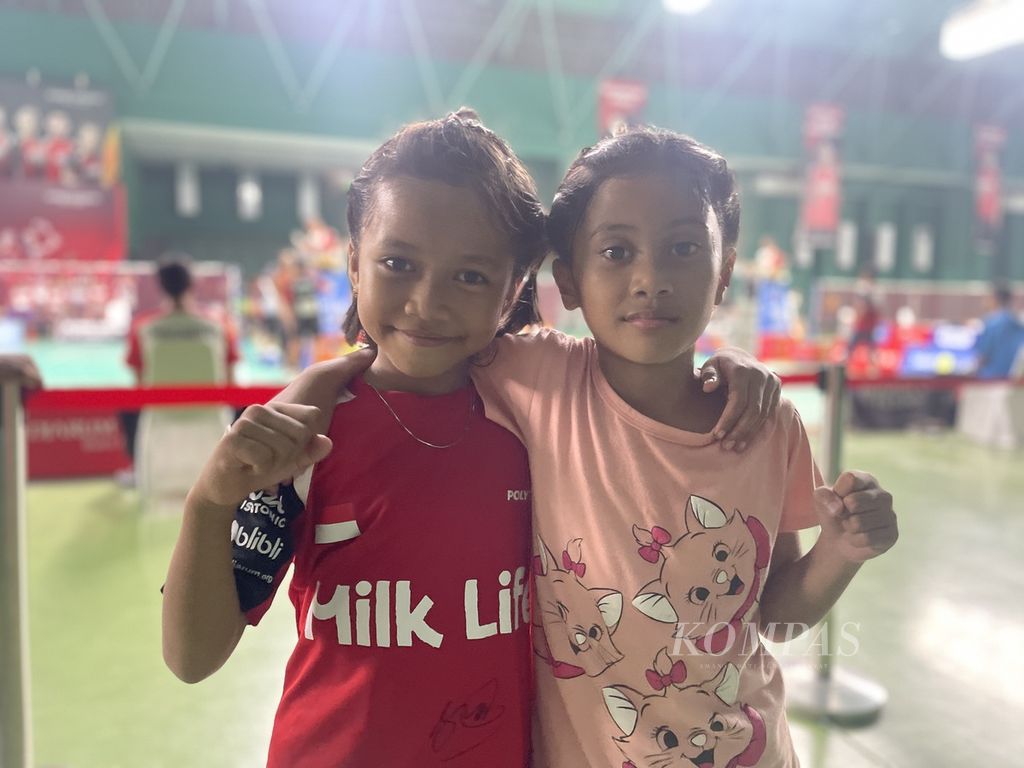 Faiya Ayunda Mulyawan (kanan) dan Camar Safaniya Samudera berteman setelah saling berhadapan di fase turnamen Audisi Umum PB Djarum 2023, di Gelanggang Olahraga Djarum, Kudus, Jawa Tengah, Selasa (4/7/2023)