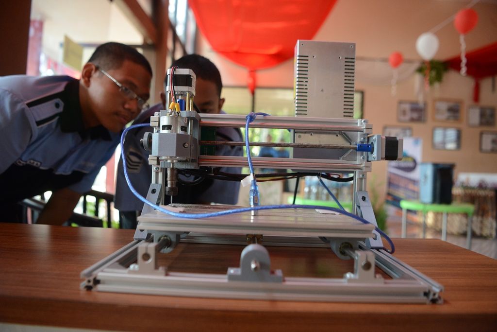A CNC machine to support student product manufacturing was showcased at the STEM Expo event at Technopark Building of SMK Negeri 2 Salatiga, Salatiga City, Central Java, on Wednesday (11/13/2019). Various student and teacher research products produced through the STEM (Science, Technology, Engineering, Mathematics) teaching method, or the combination of science, technology, engineering, and mathematics, were presented.
