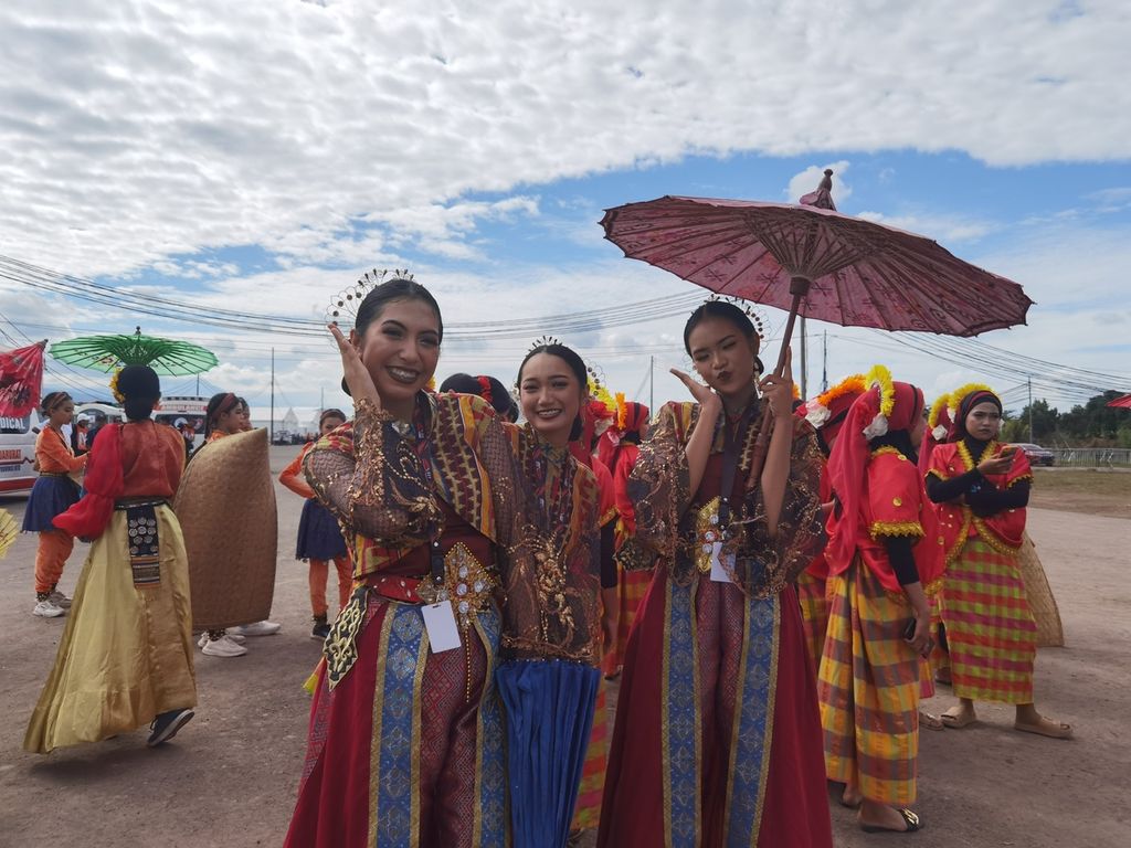 Para penari pertunjukan kolosal berjudul The Spirit of A Culture berfoto sebelum tampil pada pembukaan MXGP Lombok di Sirkuit Selaparang, Kota Mataram, Nusa Tenggara Barat, Minggu (2/7/2023).