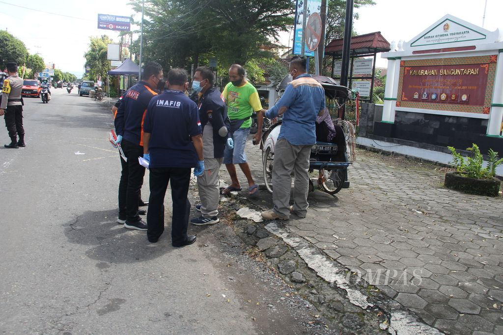 Petugas kepolisian berkumpul di dekat tempat kejadian perkara kasus kejahatan jalanan di Jalan Gedongkuning, Kota Yogyakarta, Daerah Istimewa Yogyakarta, Senin (4/4/2022).