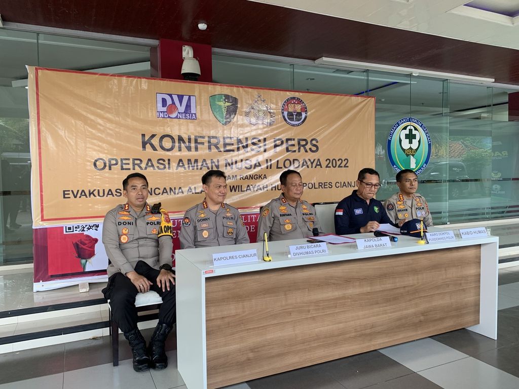 Tim Kepolisian Republik Indonesia (Polri) saat melakukan konferensi pers terkait hasil operasi tim Disaster Victim Identification (DVI) dalam proses evakuasi korban gempa Cianjur, Minggu (27/11/2022), di kantor Rumah Sakit Umum (RSUD) Sayang Cianjur, Jawa Barat. Hadir dalam konferensi pers tersebut, antara lain, Kepala Kepolisian Daerah (Polda) Jawa Barat Irjen Suntana, Kepala Biro Kedokteran Kepolisian Pusat Kedokteran dan Kesehatan Kepolisian Polri Brigjen (Pol) Nyoman Eddy, dan Kepala Bidang Humas Polda Jawa Barat Kombes Ibrahim Tompo.