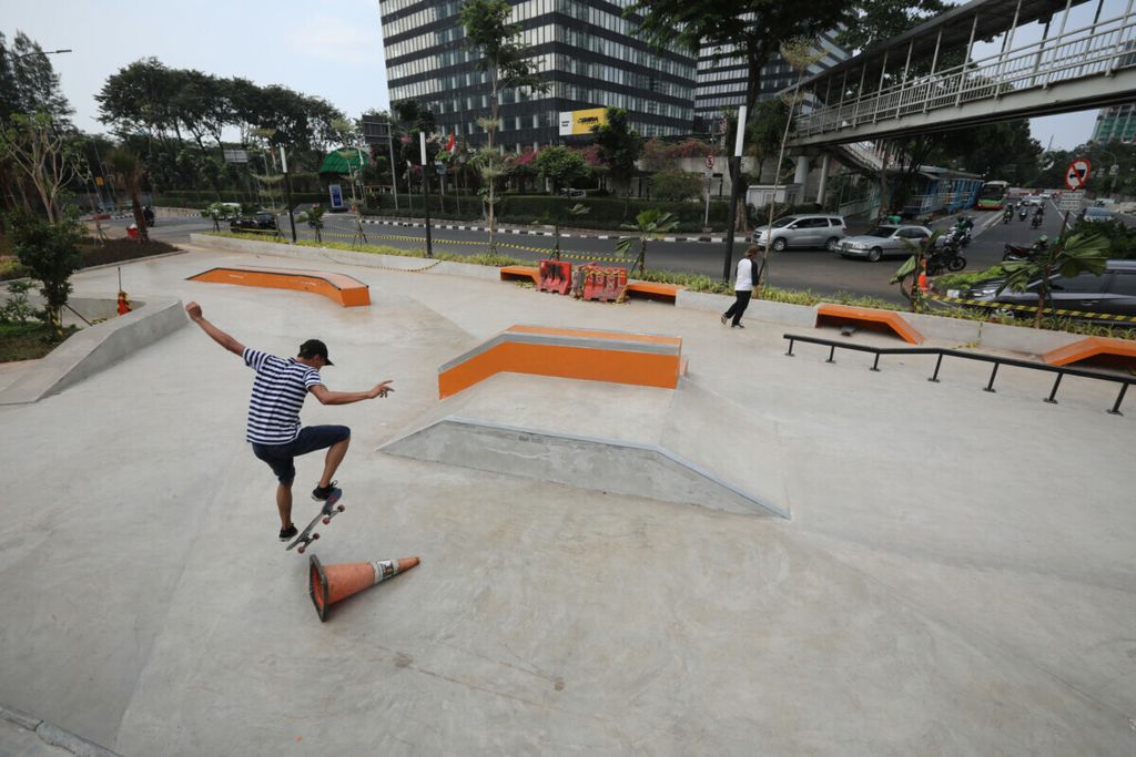 Remaja bermain <i>skateboard </i>di <i>skatepark</i> kawasan Dukuh Atas, Jakarta, Minggu (9/4/2019). Ruang terbuka yang dinamai Taman Spot dan Budaya Dukuh Atas yang berlokasi di dekat Stasiun KRL Sudirman ini dilengkapi dengan keberadaan<i> skatepark</i> dan taman untuk interaksi masyarakat. 