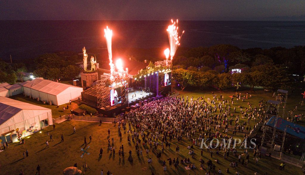 Suasana saat pergelaran festival musik Joyland 2023 di Bali pada Maret 2023. Kembang api mewarnai di mulainya penampilan Raisa pada acara itu. 