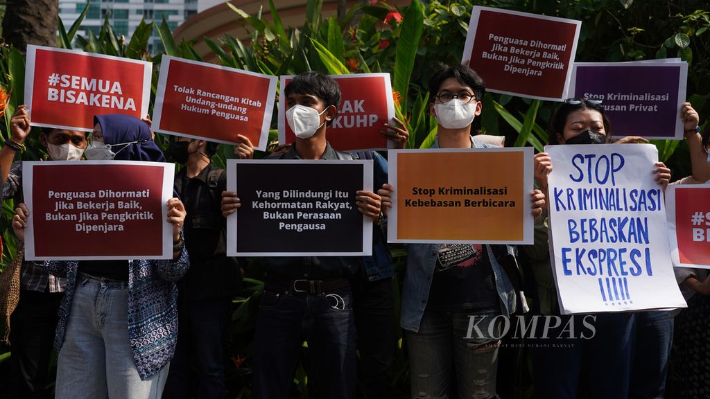 Aliansi Nasional RKUHP menggelar aksi di Jalan Karet Pasar Baru Timur 5, Jakarta, menolak rencana pengesahan Rancangan Kitab Undang-undang Hukum Pidana (RKUHP), Selasa (23/8/2022). 