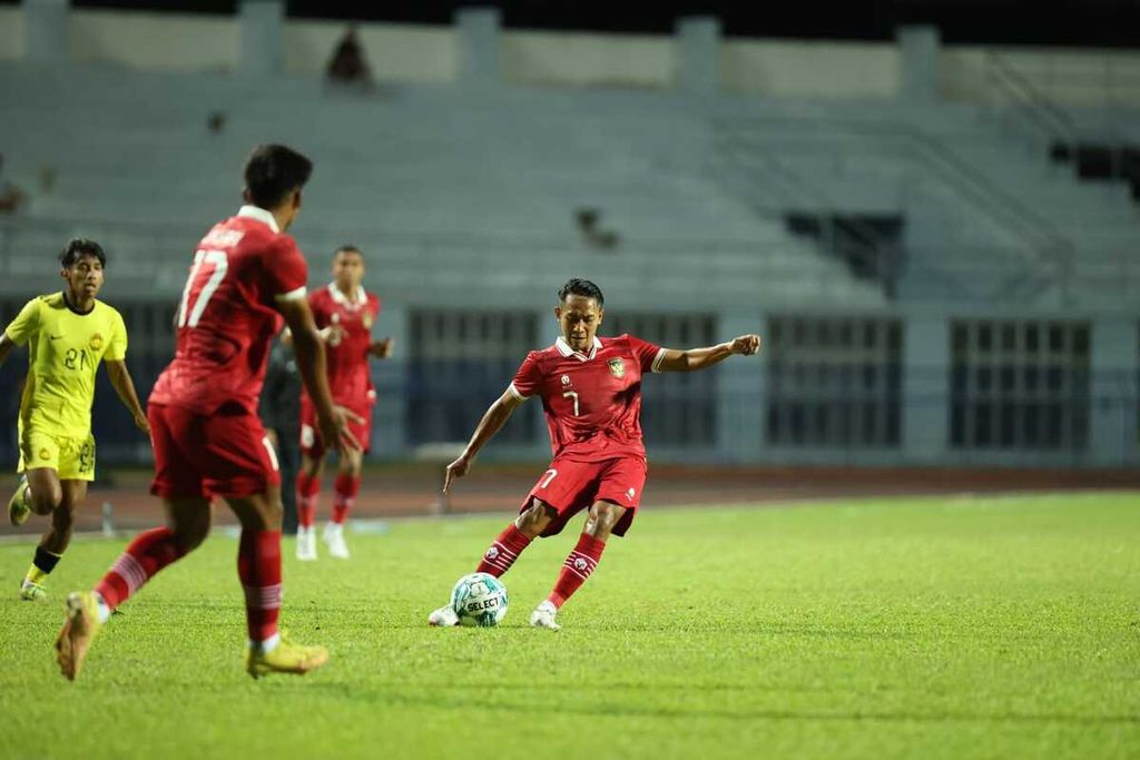 Gelandang timnas Indonesia U-23, Beckham Putra, maju sebagai eksekutor sepakan bebas saat melawan Malaysia di Piala AFF U-23, Jumat (18/8/2023) malam, di Stadion Provinsi Rayong, Thailand. Kans "Garuda Muda" melaju ke semifinal makin berat usai takluk 1-2 dari Malaysia di laga pembuka