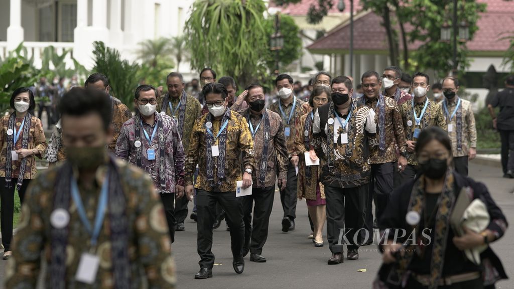Peserta Kompas100 CEO Forum <i>powered by</i> East Ventures berjalan menuju tangga Istana Merdeka untuk berfoto dengan Presiden Joko Widodo di Jakarta, Jumat (2/12/2022). 