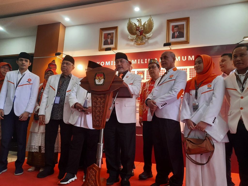 Presiden Partai Keadilan Sejahtera Ahmad Syaikhu menjelaskan bakal calon anggota legislatif periode 2024-2029 yang telah resmi didaftarkan ke Komisi Pemilihan Umum, Jakarta, Senin (8/5/2023). Ada 580 nama anggota yang terdaftar dengan 35,9 persen di antaranya perempuan.