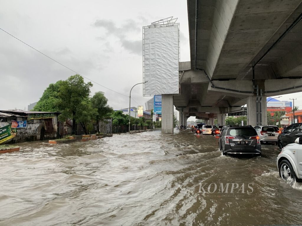 Ilustrasi. Air menggenangi jalan di bawah jalan tol layang Pettarani, Kota Makassar, Rabu (10/3/2021). Hujan deras selama dua hari menyebabkan sejumlah kawasan di Makassar terendam banjir dengan ketinggian 30 sentimeter hingga 1 meter.
