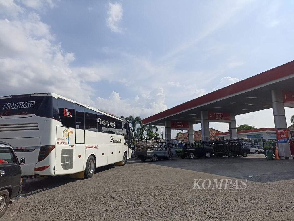 Kendaraan mengantre untuk mengisi biosolar di sebuah SPBU di Jalan Sisingamangaraja, Medan, Sumatera Utara, Senin (28/3/2022). Kelangkaan biosolar yang terjadi di sepanjang Jalan Lintas Sumatera membuat perusahaan otobus dan angkutan logistik terpuruk. 