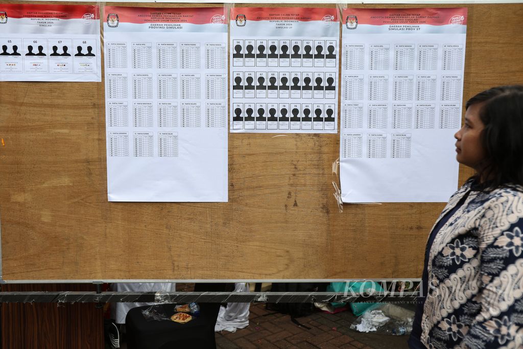 Warga melihat contoh daftar calon peserta Pemilu 2024 saat simulasi pemungutan suara Pemilu 2024 di halaman Kantor Wali Kota Jakarta Pusat, Rabu (17/1/2024). 