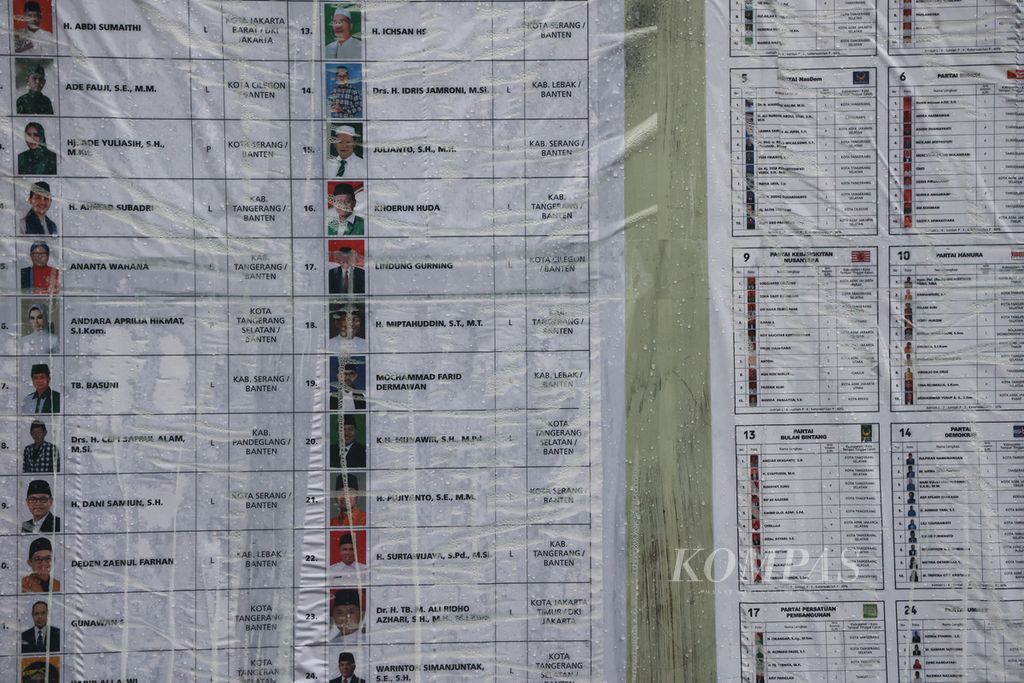 Poster calon anggota legislatif (caleg) peserta Pemilu 2024 yang dipasang di tembok TPS 17 Kelurahan Pondok Karya, Pondok Aren, Tangerang Selatan, Rabu (14/2/2024). 