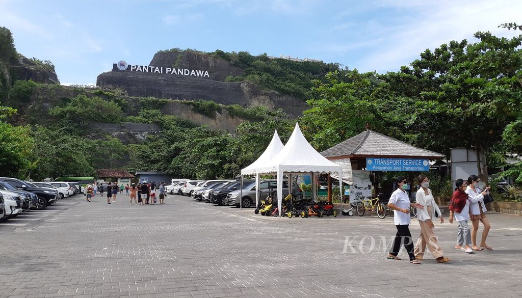 Kunjungan wisatawan di Daya Tarik Wisata (DTW) Pantai Pandawa, Desa Kutuh, Kuta Selatan, Kabupaten Badung, Selasa (3/5/2022). 