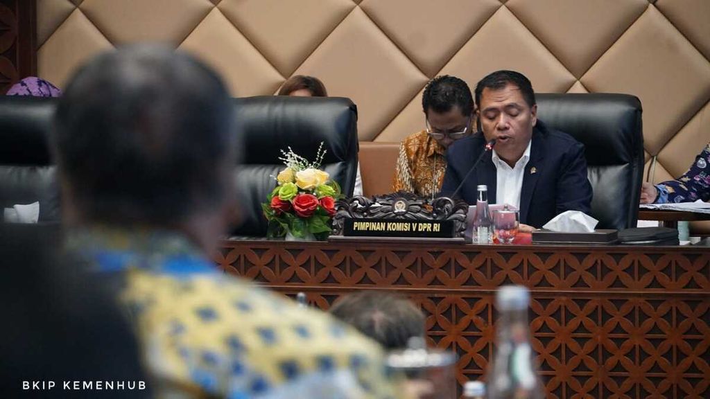 Ketua Komisi V DPR  Lasarus memimpin Rapat Dengar Pendapat terkait evaluasi Lebaran 2024 di Jakarta, Rabu (5/6/2024). 