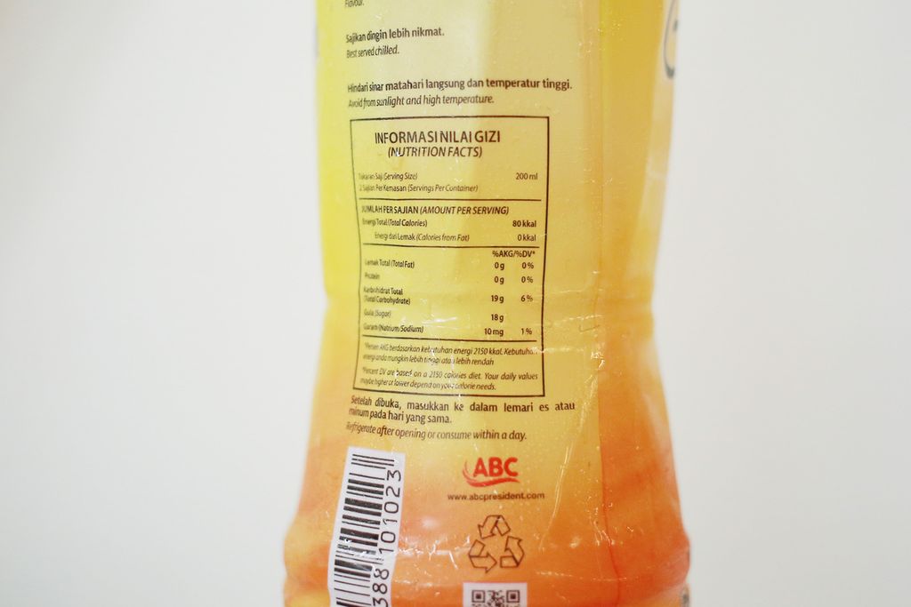 Jumlah komposisi gula dari salah satu produk minuman ringan di Palmerah Barat, Jakarta Barat, Senin (14/11/2022). 