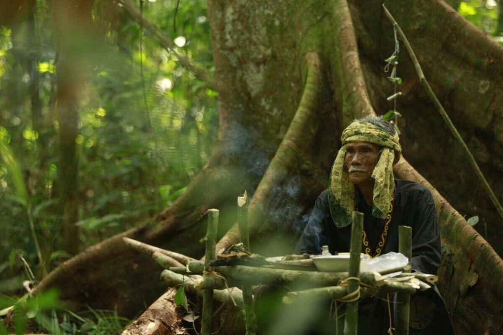 Potongan gambar pada film dokumenter<i> Bara (The Flame) </i>saat Iber Djamal (80) melakukan ritual adat di Hutan Adat Barasak yang ia perjuangan sejak puluhan tahun lamanya untuk mendapatkan pengakuan pemerintah. Film itu ditayangkan perdana di Kalteng pada Rabu (1/12/2021).