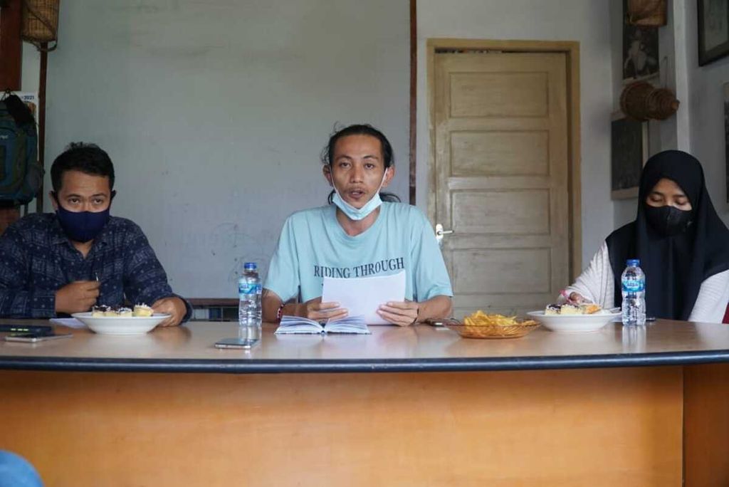 Juru bicara Masyarakat Sipil Antikorupsi Sumatera Barat Heronimus Eko Pintalius Zebua (tengah) dengan didampingi anggota koalisi lainnya menyampaikan keterangan pers di kantor Yayasan Citra Mandiri Mentawai, Padang, Sumatera Barat, Senin (7/6/2021).
