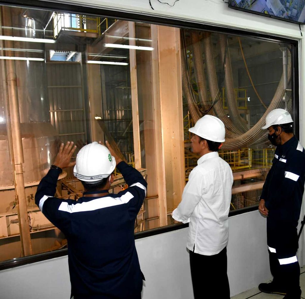 Presiden Joko Widodo meninjau smelter yang dibangun PT Timah Tbk, Kamis (20/10/2022). 