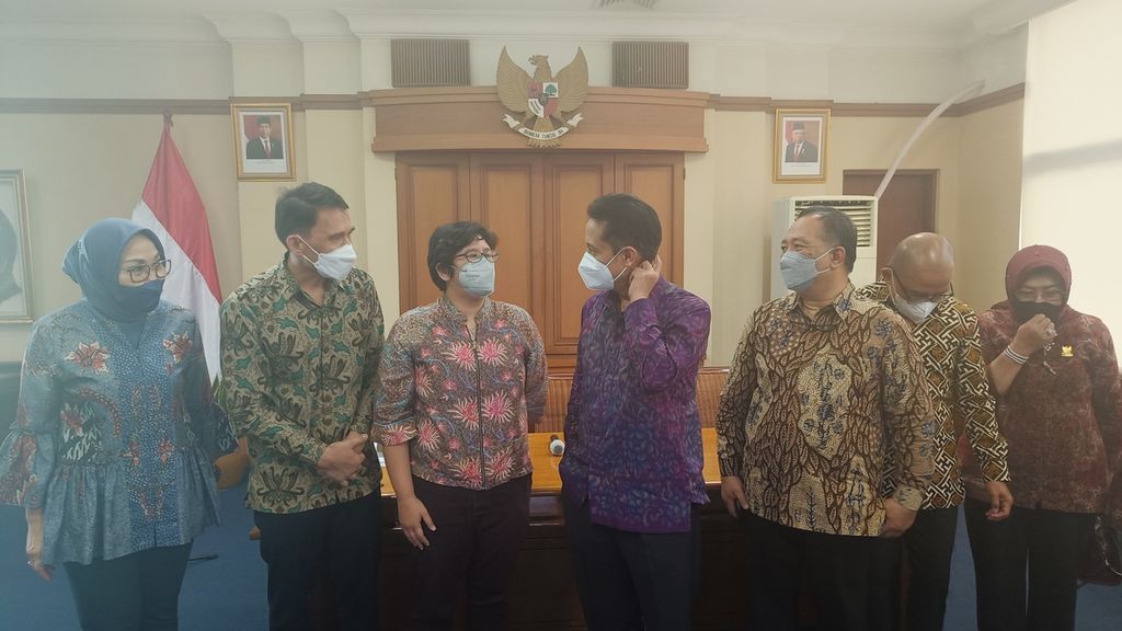 Menteri Kesehatan Budi Gunadi Sadikin (tengah) berbincang dengan dua dokter spesialis lulusan luar negeri, Einstein Yefta Endoh (kedua dari kiri) dan Anastasia Pranoto (ketiga dari kiri), di Jakarta, Jumat (18/11/2022).