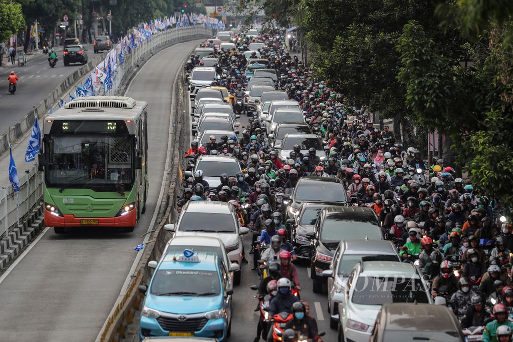 Bus Transjakarta melintas di samping kemacetan di Jalan Mampang Prapatan Raya, Jakarta Selatan, Senin (21/8/2023). Beberapa titik di Jakarta mengalami kemacetan di hari pertama penerapan kebijakan bekerja dari rumah (WFH) untuk 50 persen ASN. Penerapan kebijakan ini berkaitan dengan penyelenggaraan Konferensi Tingkat Tinggi ASEAN 2023 dan untuk menurunkan tingkat pencemaran udara di DKI Jakarta.