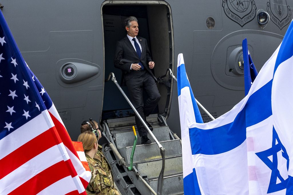 Menteri Luar Negeri AS Antony Blinken turun dari pesawat saat tiba di Tel Aviv, Israel, Jumat (22/3/2023).