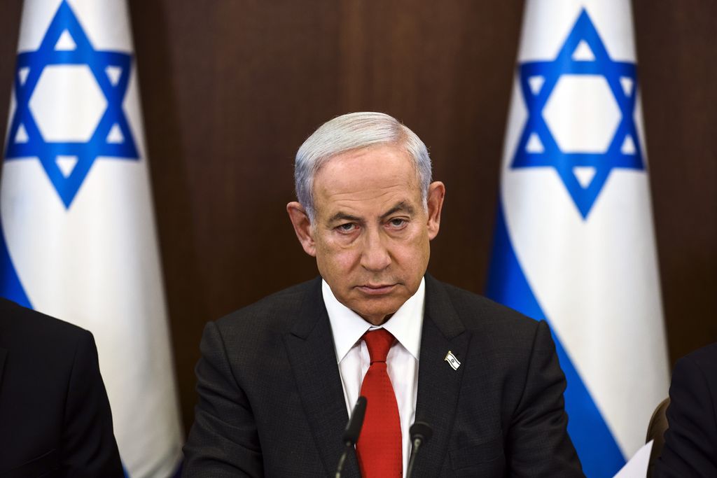 Perdana Menteri Israel Benjamin Netanyahu saat memimpin rapat kabinet di Yerusalem, Minggu (8/1/2023). Pemerintahan Netanyahu yang disponsori politisi sayap kanan mencoba mengubah sistem hukum dan peradilan di Israel. 