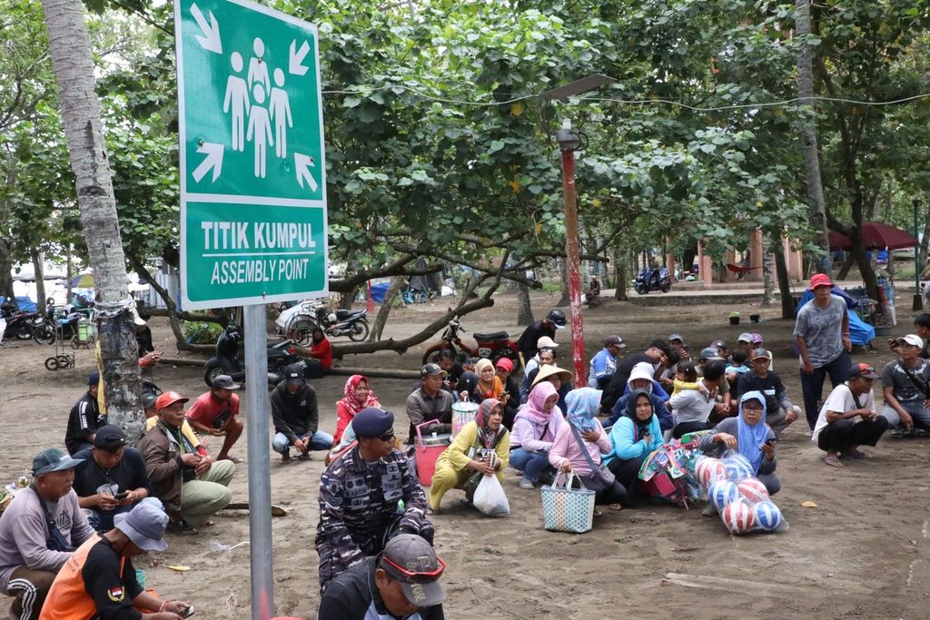 Warga mengikuti simulasi evakuasi bencana menuju Tempat Evakuasi Sementara Pasar Wisata, Kabupaten Pangandaran, Jawa Barat, Kamis (5/9/2024). Simulasi ini dilakukan Badan Nasional Penanggulangan Bencana untuk mengedukasi warga agar bersiap menghadapi potensi gempa <i>megathrust</i>.