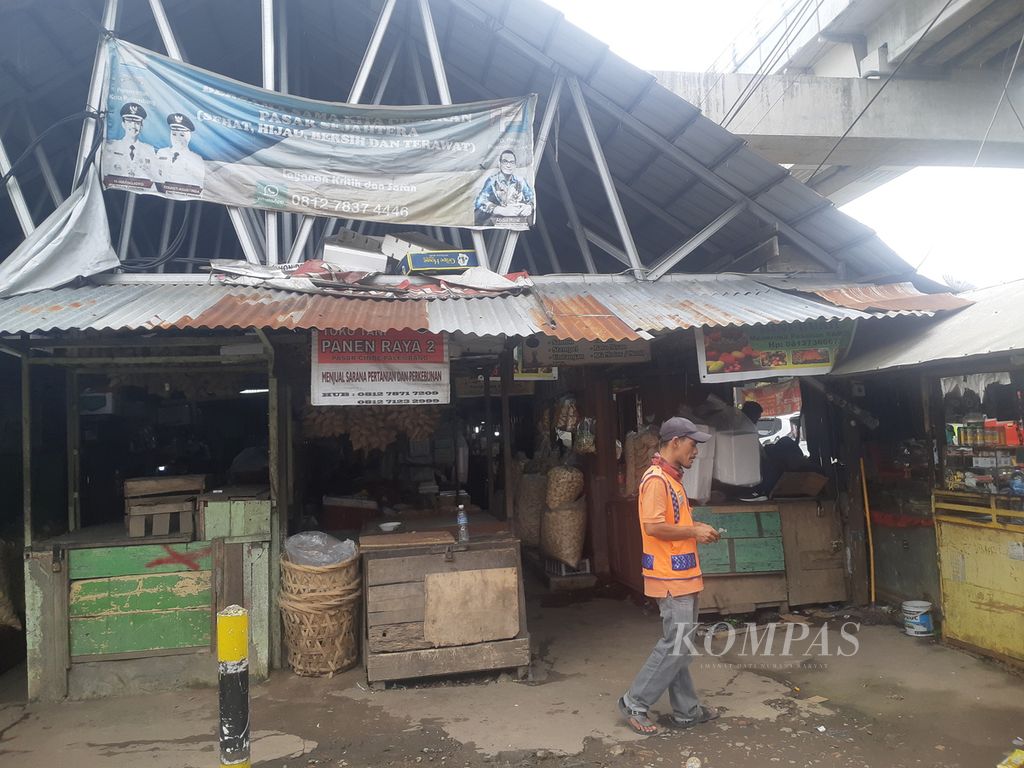 Sudah empat tahun, pedagang berjualan di pelataran Pasar Cinde Palembang, Jumat (17/6/2022). Mereka terusir setelah Pasar Cinde dibongkar. Namun, pembangunannya mangkrak karena ketidakmampuan kontraktor. Pemprov Sumsel berencana untuk membangun kembali Pasar Cinde pada 2023.