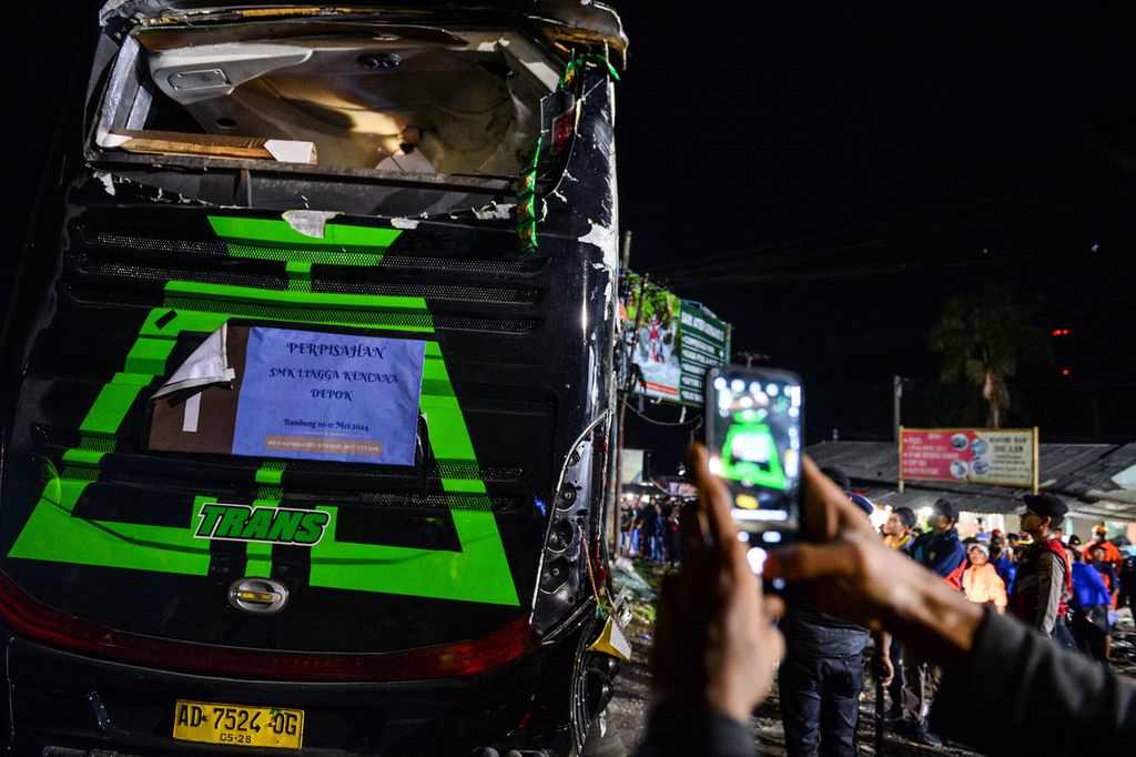 Petugas kepolisian mengevakuasi korban kecelakaan bus pariwisata di Desa Palasari, Kecamatan Ciater, Kabupaten Subang, Jawa Barat, Sabtu (11/5/2024). 