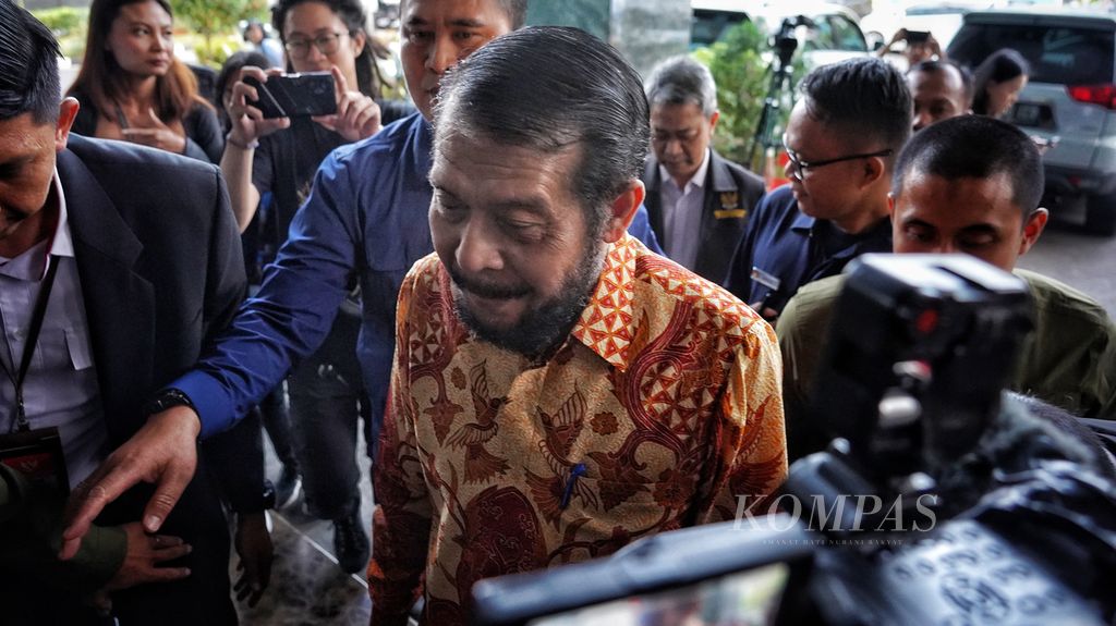 Ketua Mahkamah Konstitusi Anwar Usman saat tiba di Gedung 2 Mahkamah Konstitusi, Jakarta, untuk mengikuti sidang etik dengan agenda pemeriksaan dirinya sebagai terlapor oleh Majelis Kehormatan Mahkamah Konstitusi, Selasa (31/10/2023).