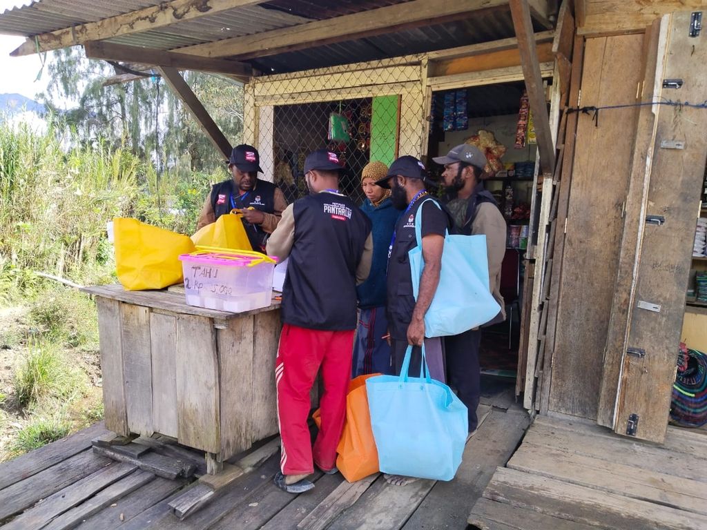 Pelaksanaan kegiatan pencocokan dan penelitian data pemilih oleh petugas Pantarlih di rumah salah seorang warga di Distrik Sugapa, ibu kota Kabupaten Intan Jaya, Papua Tengah, pada pertengahan Februari 2023.