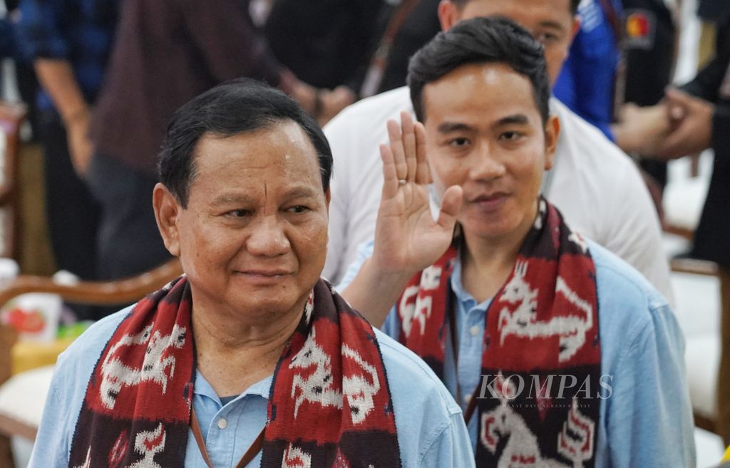The potential presidential candidate pair and vice-presidential candidate Prabowo Subianto and Gibran Rakabuming Raka said their goodbyes after registering for the 2024 Presidential Election at the main hearing room of the General Election Commission (KPU) in Jakarta on Wednesday (25/10/2023).