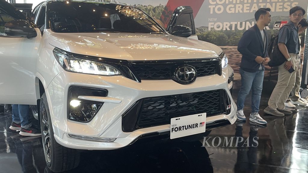 Tampilan depan Toyota Fortuner versi terbaru mengadopsi model Legender di Thailand. Seluruh lampunya menggunakan LED. Lampu sein menyala berturutan (<i>sequential</i>).