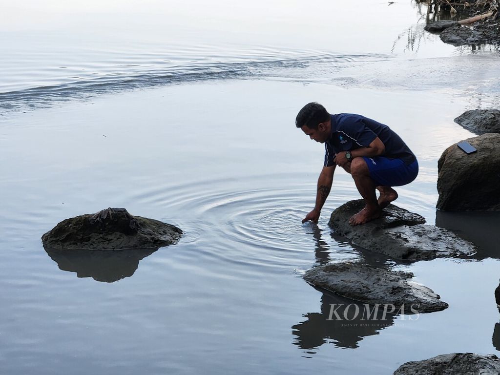 Officers from the Semanggi Water Treatment Installation took water samples suspected to be contaminated by waste in Bengawan Solo, which is located on the border of Sukoharjo Regency and Surakarta City in Central Java on Tuesday (21/5/2024). The pollution is suspected to come from textile and ethanol waste. The situation caused the Semanggi Water Treatment Installation to temporarily stop operating.
