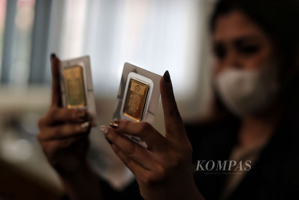 Petugas menunjukkan beberapa sampel emas batangan di Butik Emas Logam Mulia, Menara Ravindo, Kebon Sirih, Jakarta, Senin (18/1/2021). Harga emas batangan PT Aneka Tambang (Persero) Tbk Rp 944.000 per gram pada Senin atau turun Rp 4.000 dibandingkan dengan hari sebelumnya.