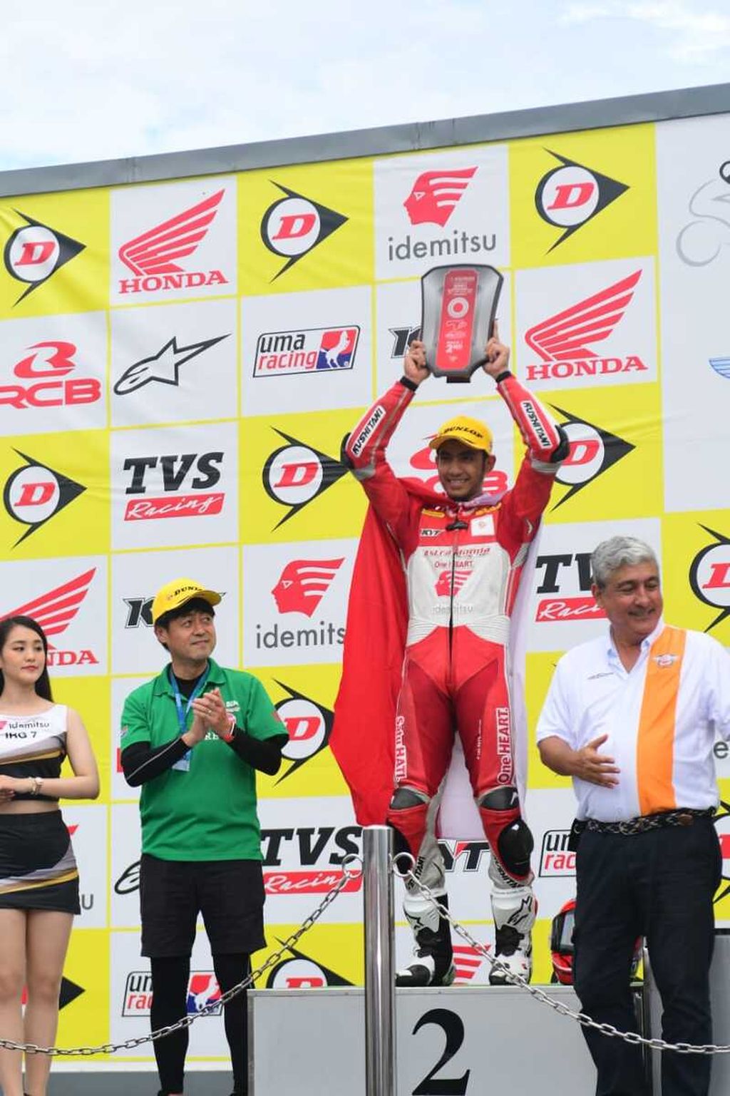 Pebalap binaan Astra Honda Motor Andi Farid Izdihar atau Andi Gilang mengangkat trofi sebagai pemenang kedua balapan pertama kelas Supersport 600 Asia Road Racing Championship di Sirkuit Sugo, Jepang, Sabtu (13/8/2022). 
