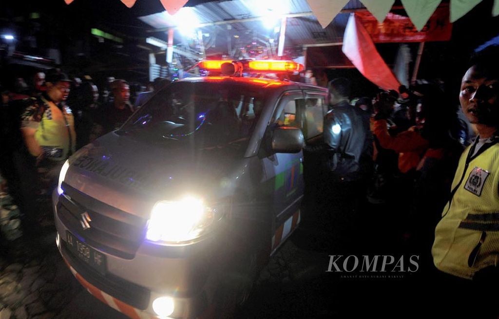 Ambulan membawa tiga jenazah korban heli jatuh milik Badan SAR Nasional di Desa Canggal, Kecamatan Candiroto, Kabupaten Temanggung, Jawa Tengah, Jumat (2/7). Dalam manifes tercatat terdapat 8 anggota SAR berada di dalam heli yang mengalami kecelakaan setelah menabrak Bukit Butak.