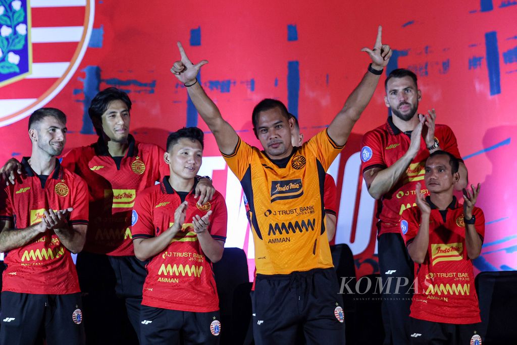 Pemain Persija, Andrytani, menyapa suporter Persija, Jakmania, dalam acara peluncuran skuad dan jersei Persija Jakarta di  Jakarta International Stadium (JIS), Jakarta Utara, Rabu (7/8/2024).