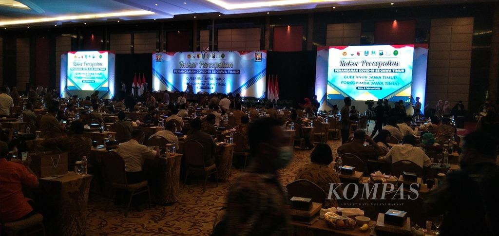 Suasana Rapat Koordinasi (Rakor) Percepatan Penanganan Covid-19 se-Jawa Timur di salah satu hotel di Kota Batu, Jawa Timur, Selasa (8/2/2022).