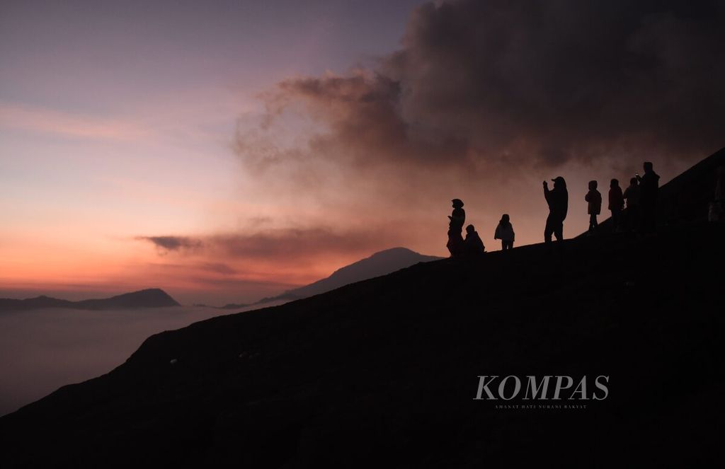 Aktivitas warga Tengger saat matahari terbit di kaki Gunung Bromo dalam Perayaan Yadnya Kasada di Kecamatan Sukapura, Kabupaten Probolinggo, Jawa Timur, Senin (5/6/2023). 